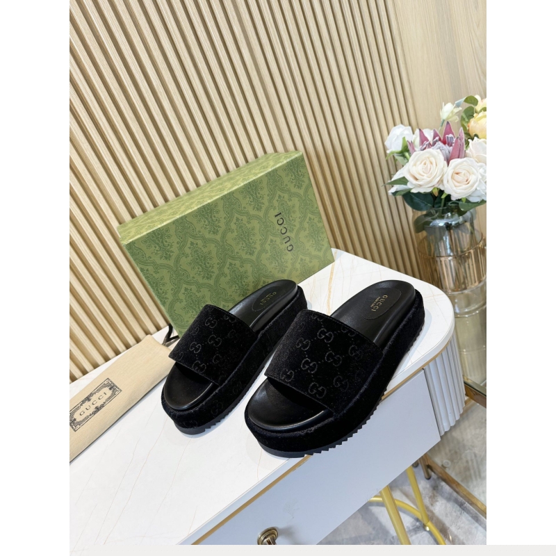 G*u*i slippers